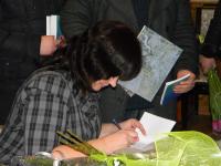 Презентація книжок Тетяни Череп (20120302m-Череп-автографи.JPG)